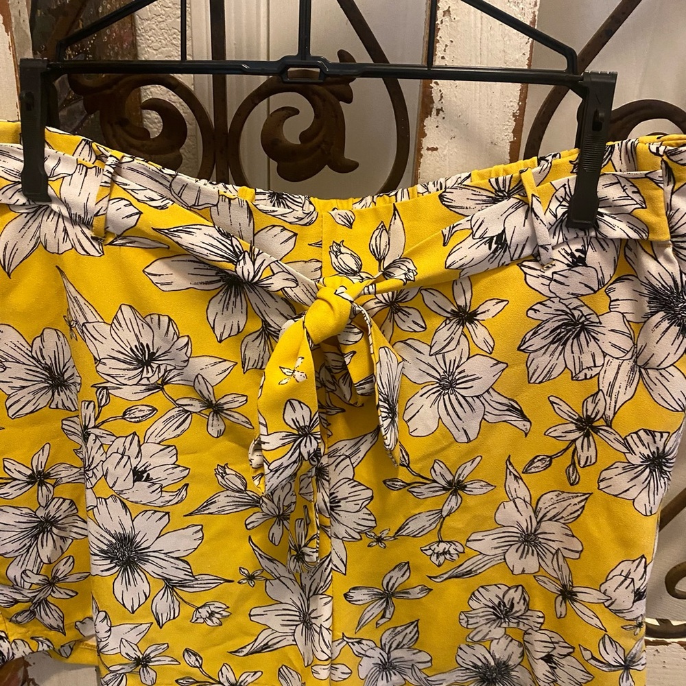 ATTENTION DRESS SHORTS. - Picture 2 of 5